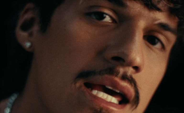Live for me, Omar Apollo nudo e senza censure sul vinile