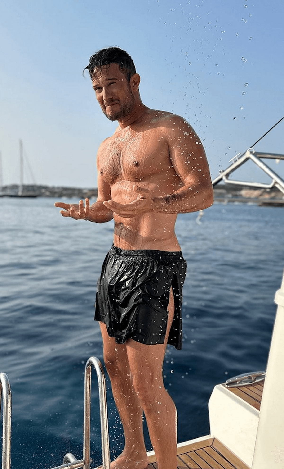 Grande Fratello, scartato Paolo Stella? Lui affonda i rumor: "Ho incontrato Signorini e declinato l'offerta" - Paolo Stella in costum - Gay.it