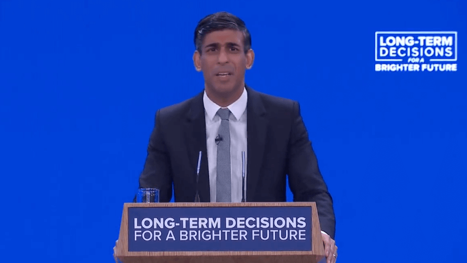 Rishi Sunak, bufera sulle parole transfobiche del premier inglese. L’attacco di Sam Smith – VIDEO