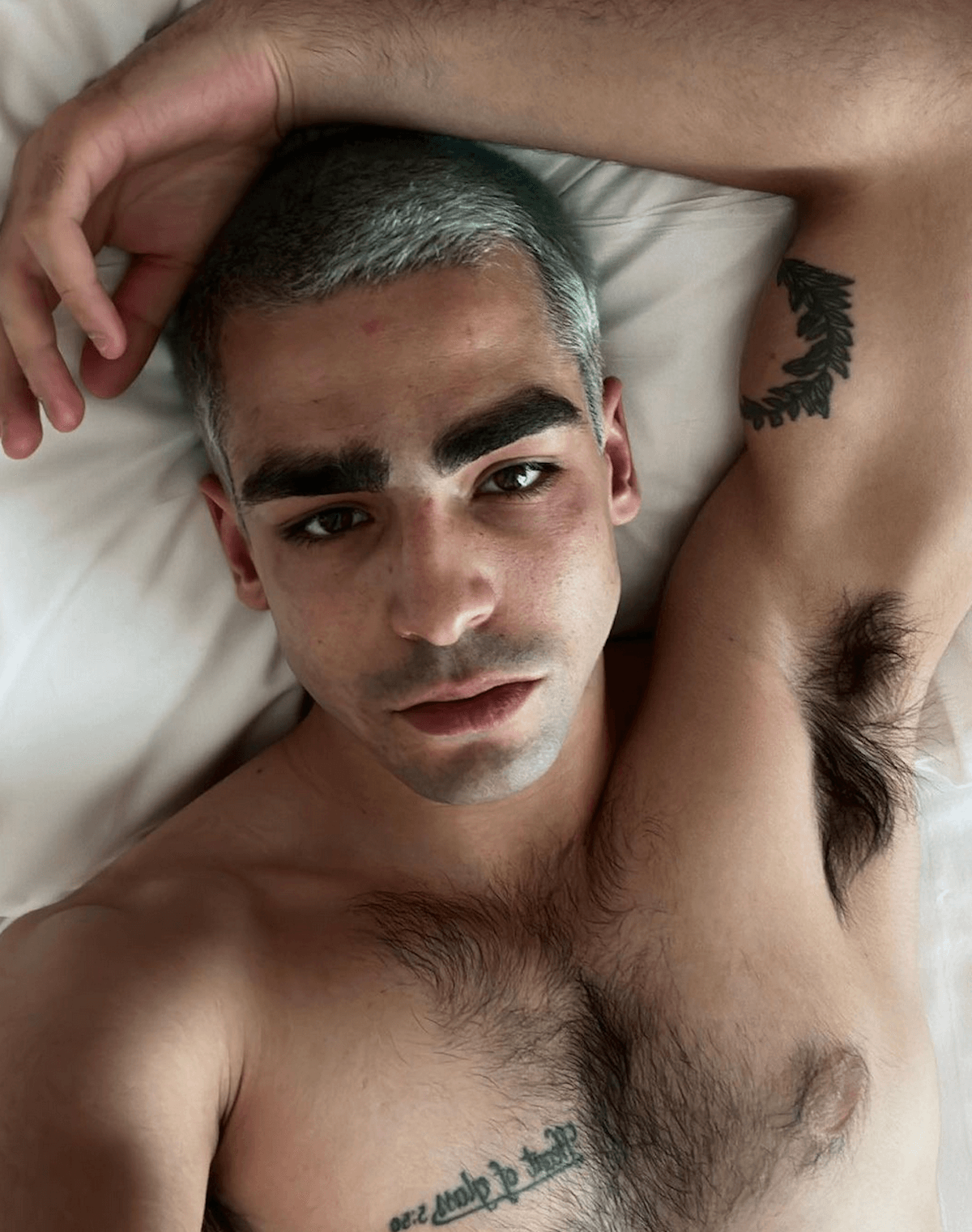 Omar Ayuso di Elite e il come la fama abbia influenzato la sua vita sessuale e sentimentale - Screenshot 2023 10 23 alle 22.04.12 - Gay.it