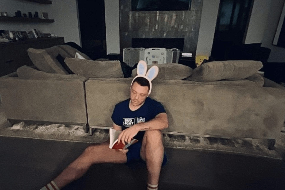 Tiziano Ferro ai giornalisti omofobi: “Scrivete articoli di mer** semplicemente perché io sono stato sincero” – VIDEO