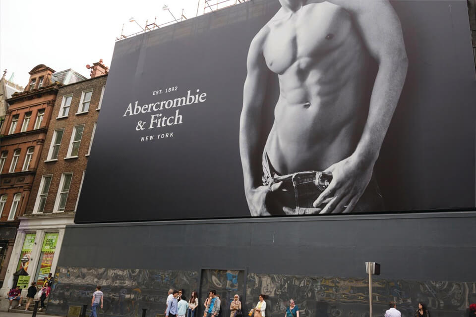 Giovani ragazzi ignari da sfruttare sessualmente: Mike Jeffries ex CEO di Abercrombie&Fitch accusato
