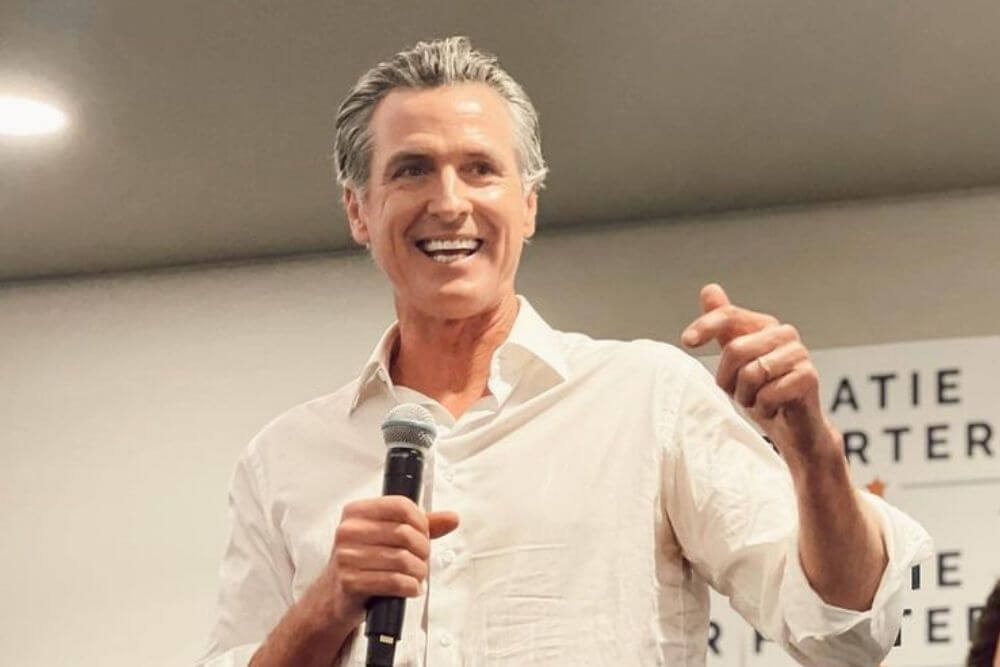 LGBTIQ+ Bill, Gavin Newsom approva la tutela per le giovani persone queer in California, la destra insorge