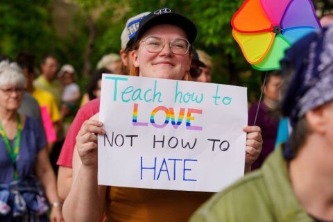 "Insegnate come amare, non come odiare." Una delle persone manifestanti a Saskatoon contro il Bill 137.