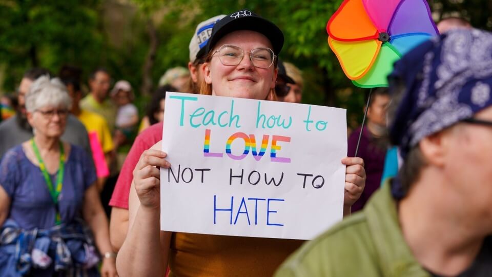 "Insegnate come amare, non come odiare." Una delle persone manifestanti a Saskatoon contro il Bill 137.
