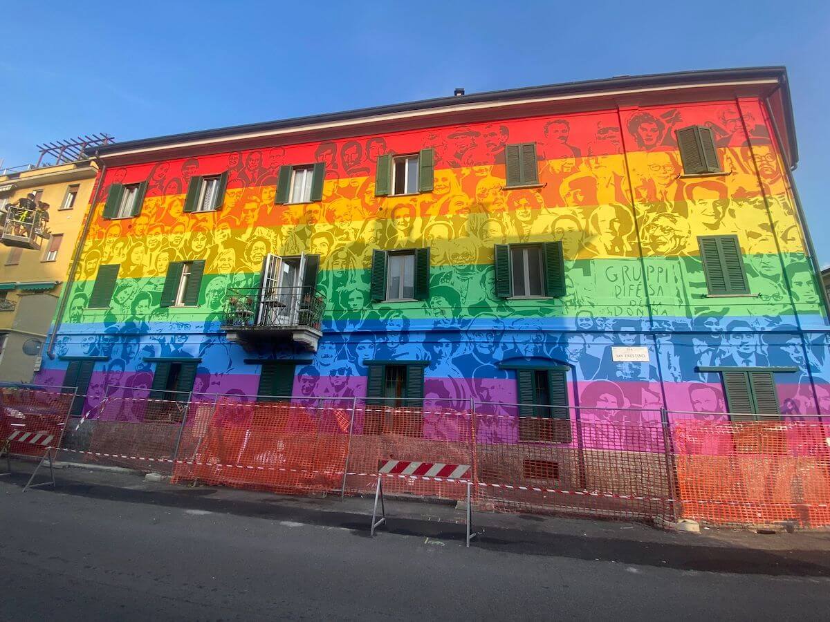 Milano, inaugurato il "murale dei diritti" con 200 volti di persone che hanno lasciato un segno - murale dei diritti 2 - Gay.it