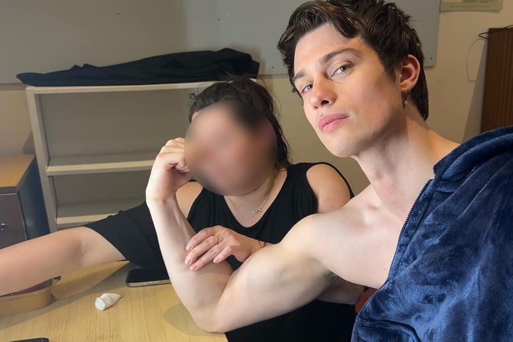 Nicholas Galitzine, il divo etero diventato icona gay grazie a ruoli queer