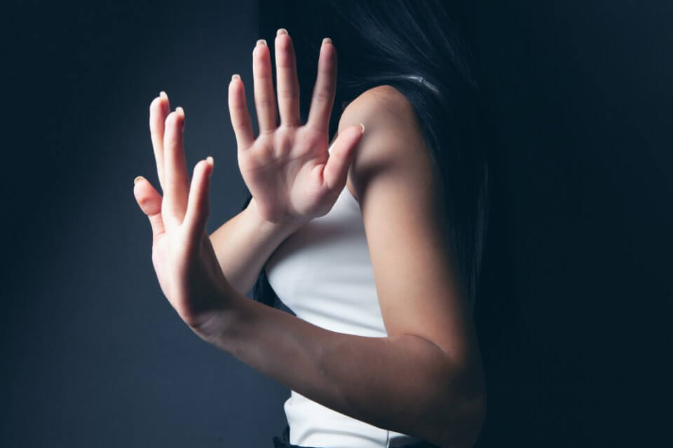 Prese a schiaffi e insultò coppia di donne lesbiche. Condannato a 5 mesi e 9 giorni di reclusione