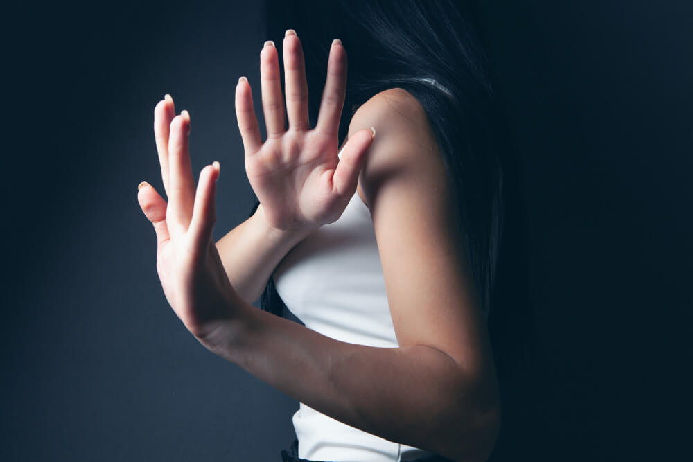 Prese a schiaffi e insultò coppia di donne lesbiche. Condannato a 5 mesi e 9 giorni di reclusione