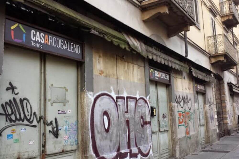 Torino, tre minorenni fanno irruzione nella sede di CasArcobaleno urlando insulti omobitransfobici durante una proiezione cinematografica