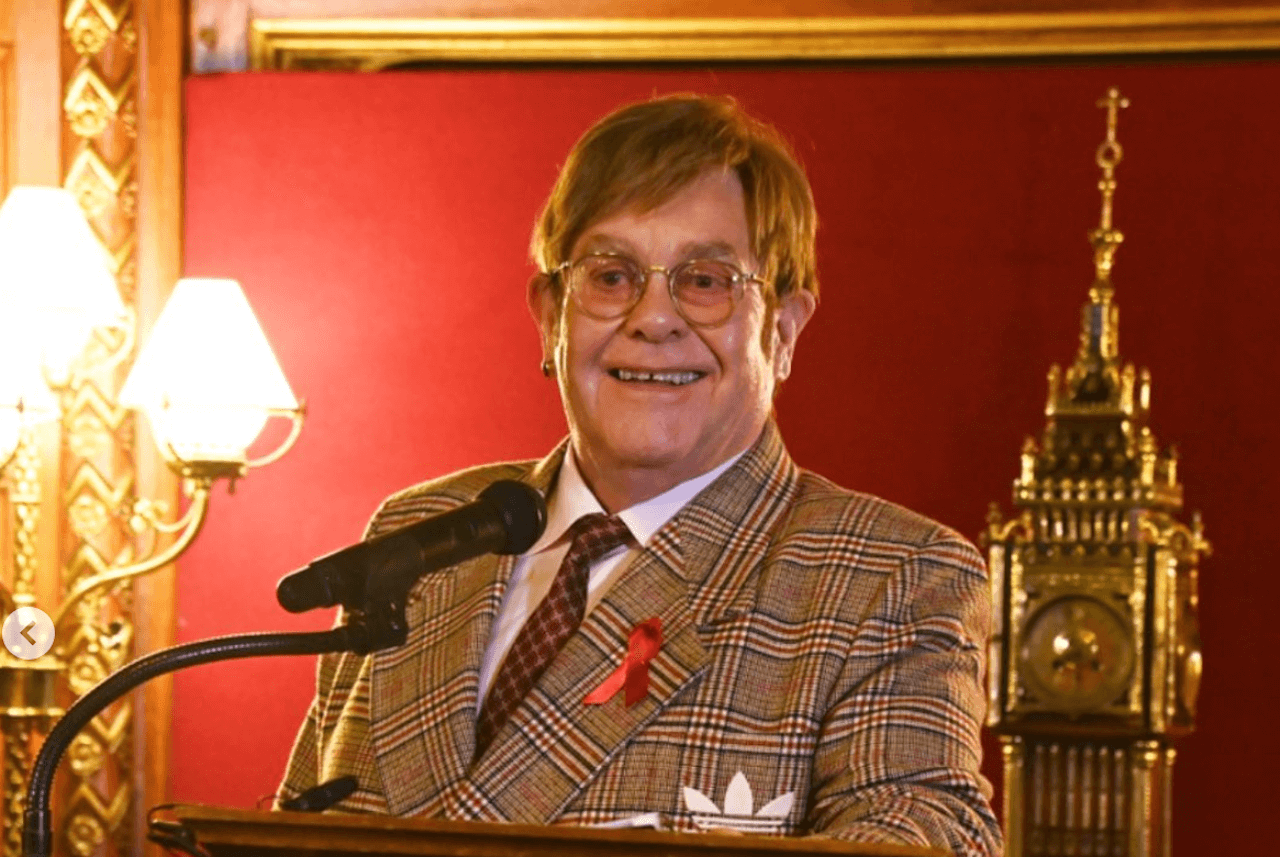Elton John al parlamento inglese: “Il prossimo premier faccia di più per sradicare l’aids entro il 2030”