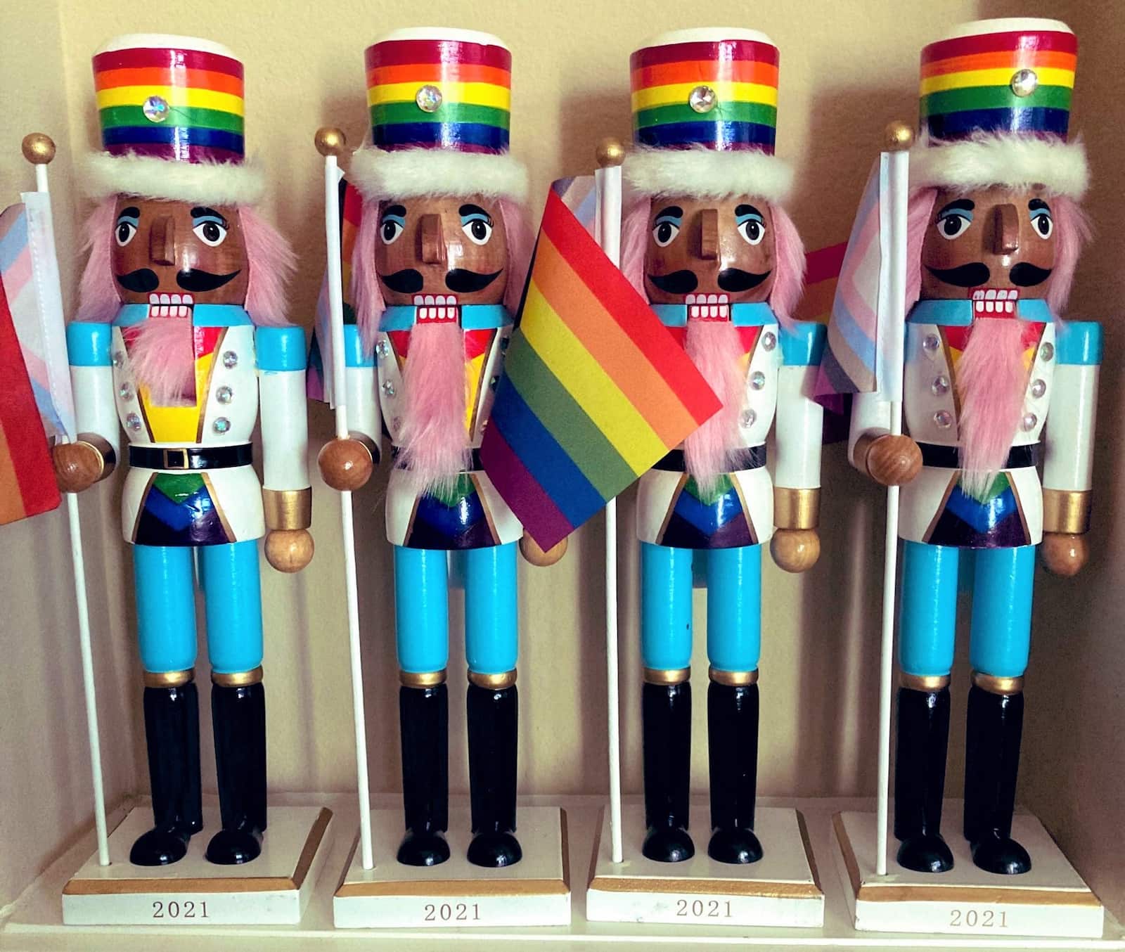 Schiaccianoci queer e Babbo Natale in sedia a rotelle? È subito polemica