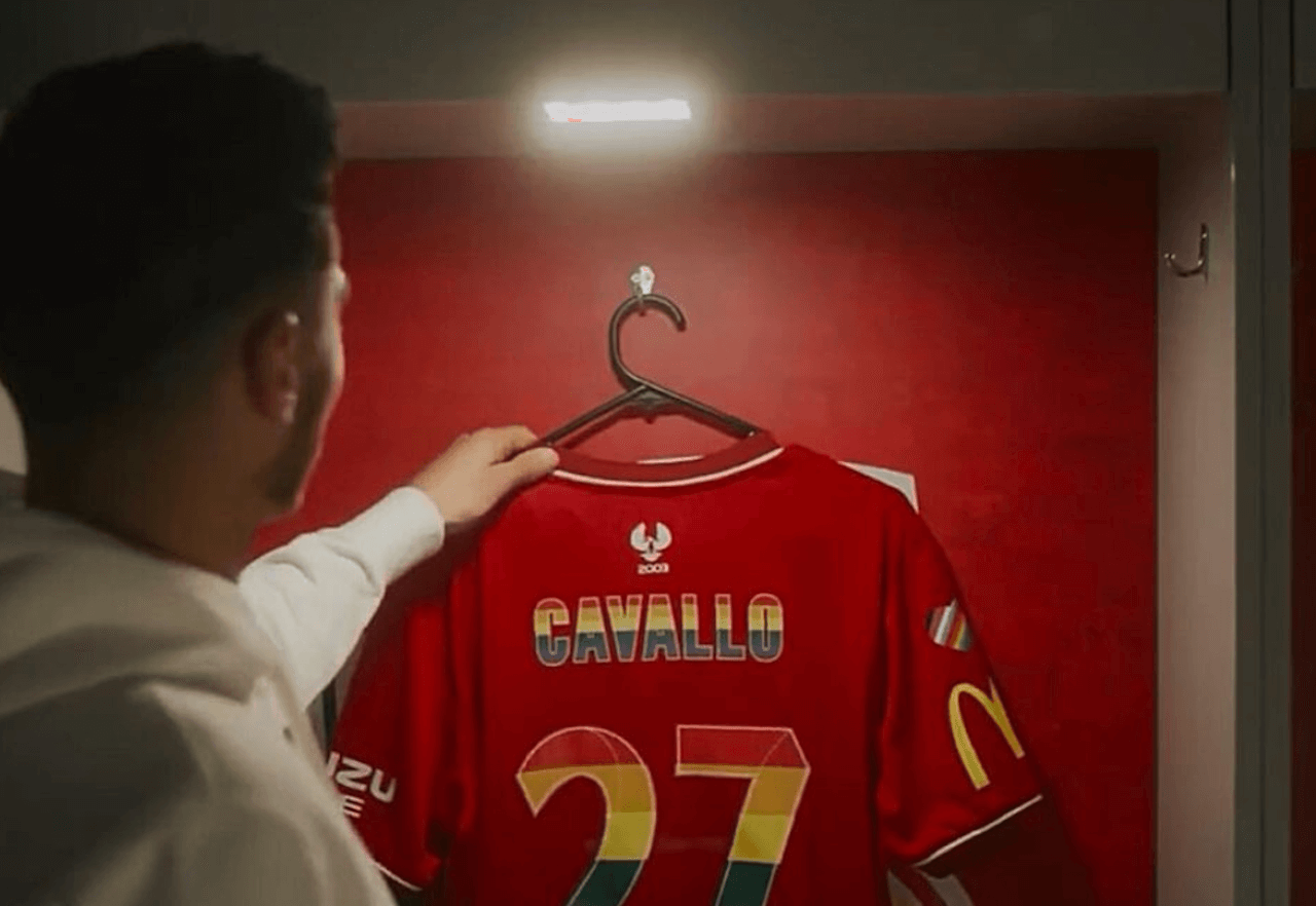 Josh Cavallo: "Infinite minacce di morte perché calciatore omosessuale" - Josh Cavallo maglia rainbow - Gay.it
