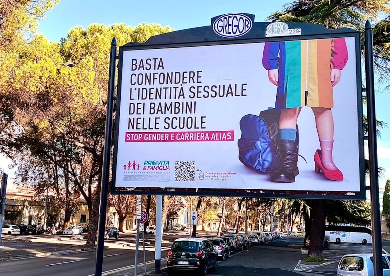 Pro Vita, un 2023 segnato dall'ossessione gender. Ripercorriamo 12 mesi di attacchi alla comunità LGBTQIA+ - Pro Vita nuovi aberranti manifesti contro la carriera alias a Roma - Gay.it