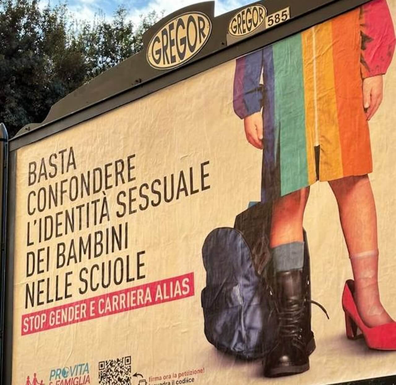 Pro Vita, nuovi aberranti manifesti contro la carriera alias a Roma: "Basta confondere l'identità sessuale dei bambini" - Pro Vita vs. Carriera Alias - Gay.it