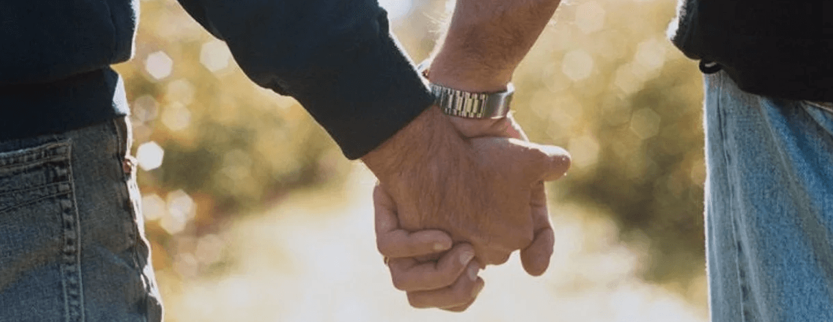 coppia gay mano nella mano