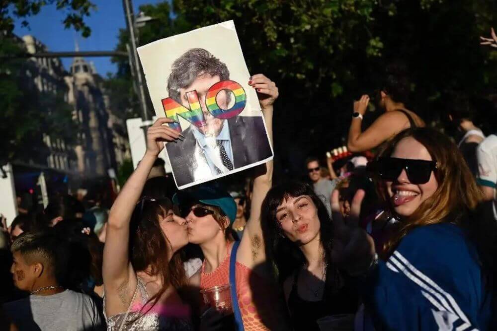 “Non votate l’odio”: il Buenos Aires Pride 2023 contro il possibile presidente di estrema destra Milei