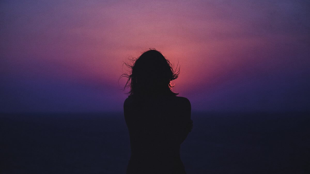 donna tramonto foto su licenza di Sasha Freemind per Unsplash