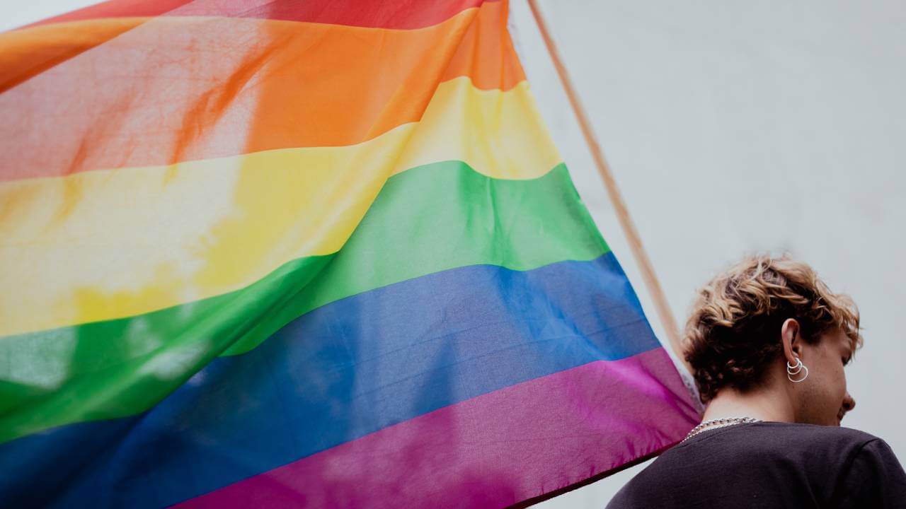 Francia, in discussione una proposta di legge per risarcire le vittime della persecuzione LGBTQIA+ tra il 1942 e il 1982