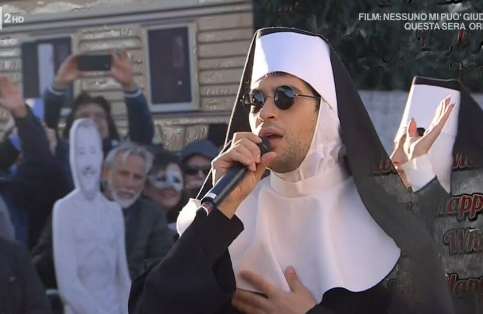 Mahmood vestito da suora canta "I Will Follow Him" da Sister Act con Fiorello a Viva Rai2