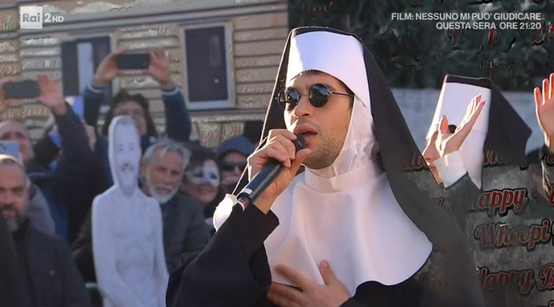 Mahmood vestito da suora canta "I Will Follow Him" da Sister Act con Fiorello a Viva Rai2