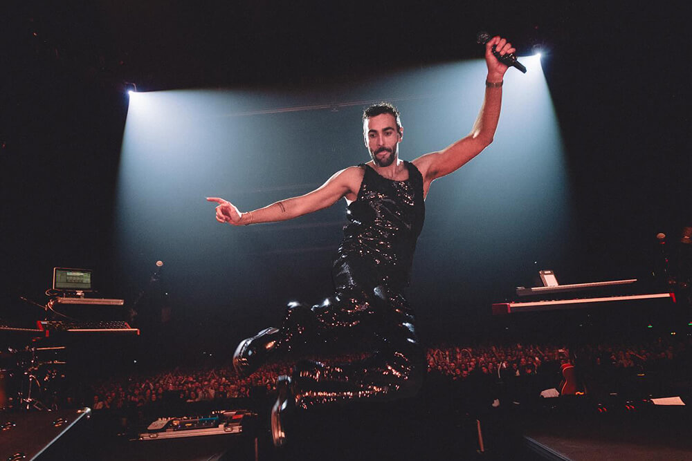 Sanremo 2024, attacco a Marco Mengoni perché “paladino LGBT pro-gender”