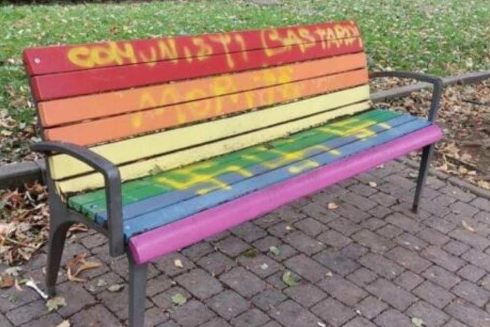 Panchina arcobaleno imbrattata con svastiche e messaggi di odio: “Comunisti bast*rdi, morite”
