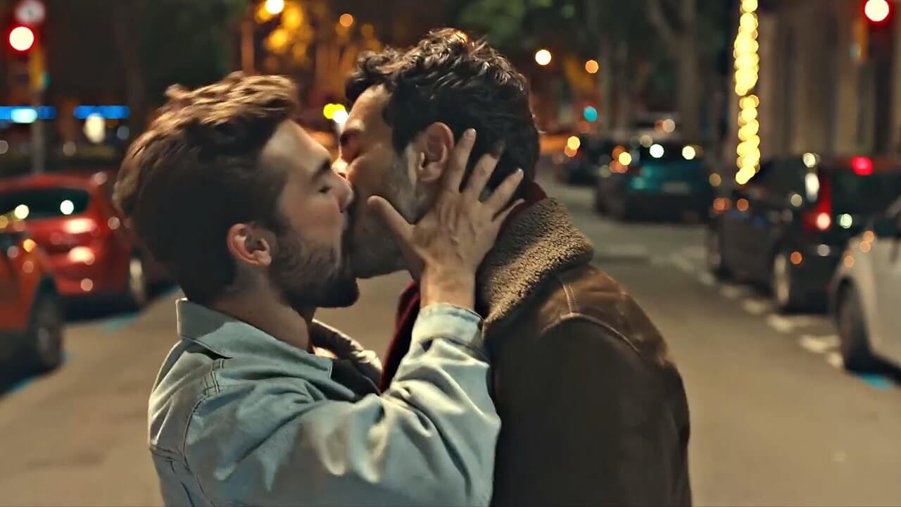 I più dolci e indimenticabili baci queer del 2023 tra serie tv e cinema - Alex Bruno Smiley - Gay.it