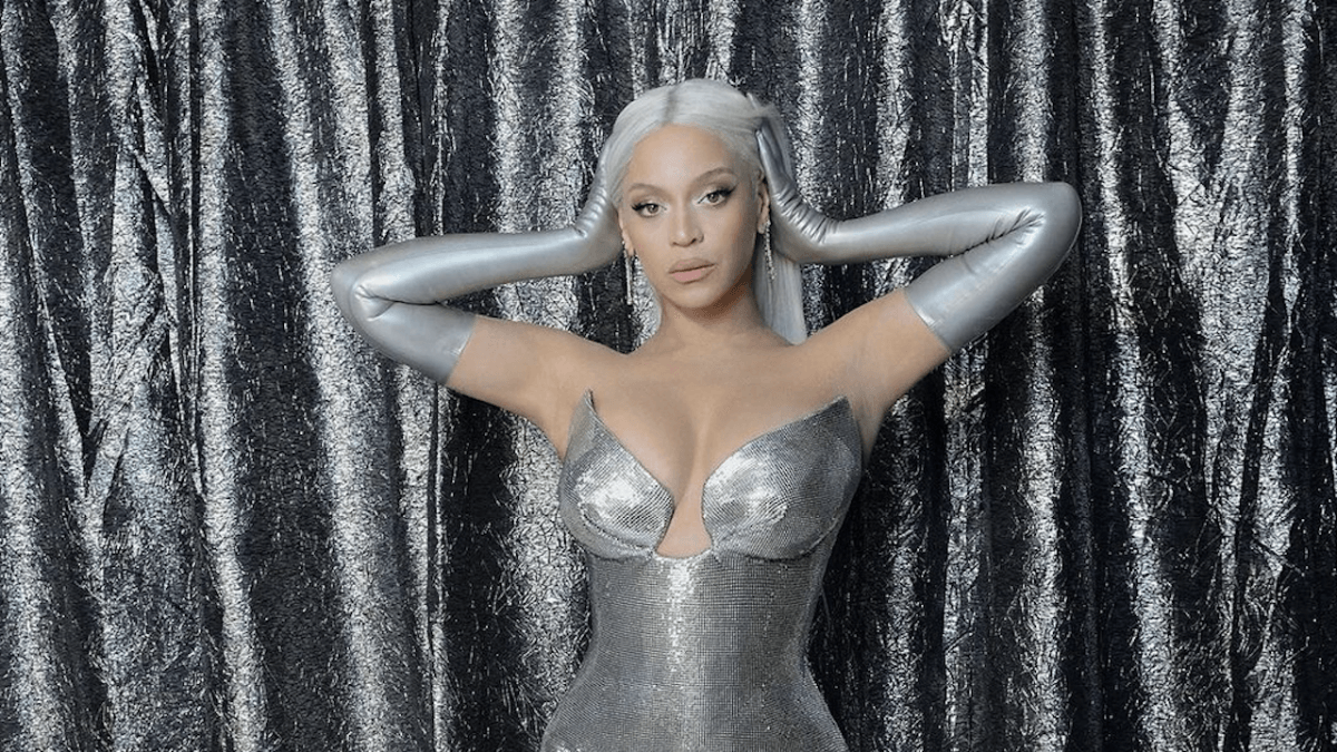 Beyoncé celebra il “favoloso zio gay” Johnny in Renaissance – A Film: “Dio l’abbia in gloria”
