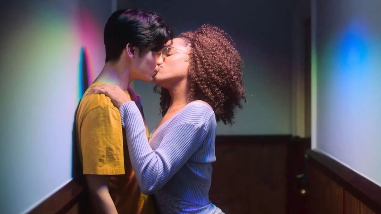I più dolci e indimenticabili baci queer del 2023 tra serie tv e cinema - Elle e Tao - Gay.it