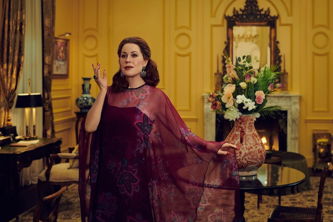 FEUD 2: Capote Vs. The Swans arriva su Disney+. La data d'uscita della serie di Ryan Murphy e Gus Van Sant - GALLERY MOLLY RINGWALD JOANNE CARSON 0301 v3 - Gay.it