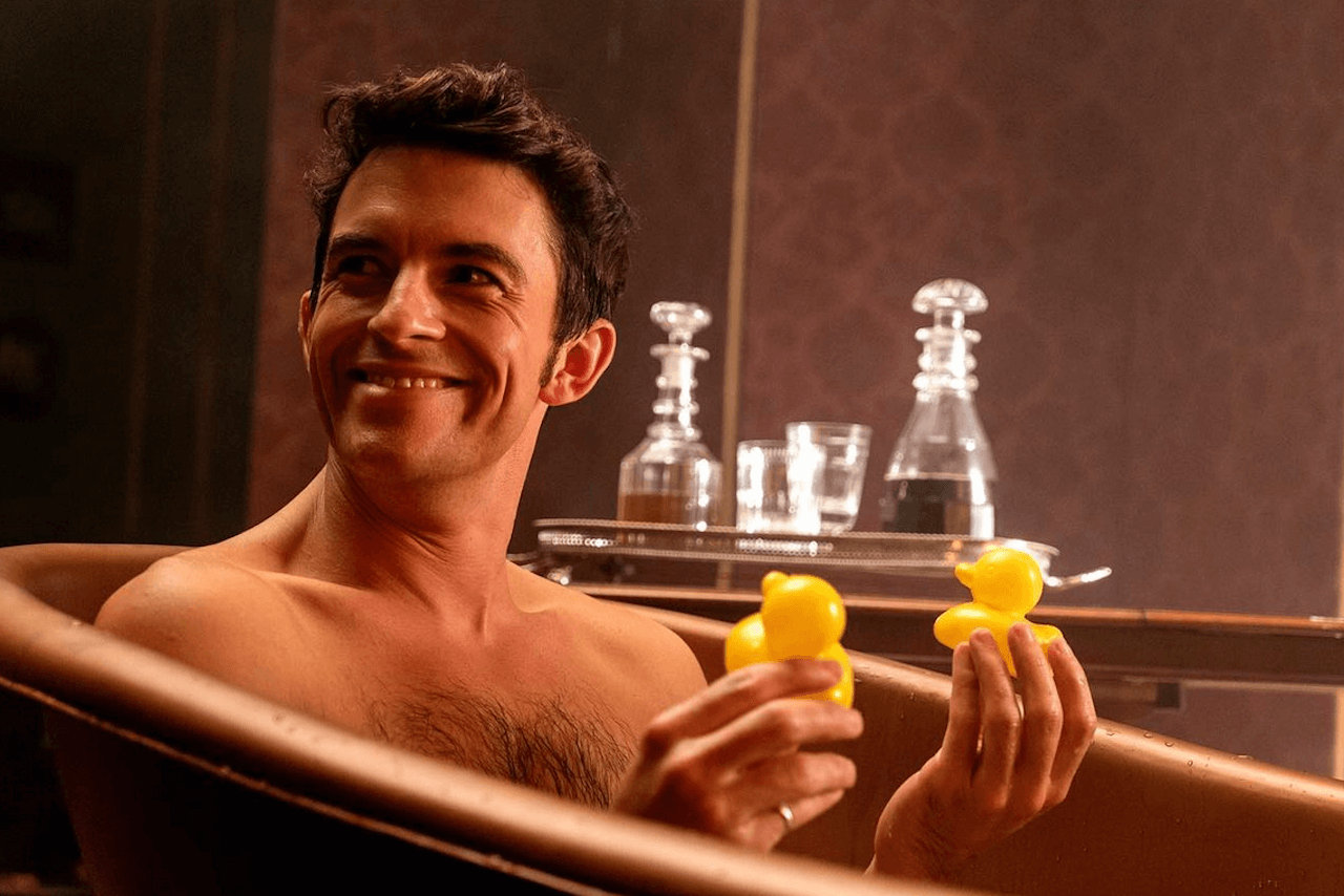 Jonathan Bailey rivela di essere fidanzato: “È un uomo adorabile”