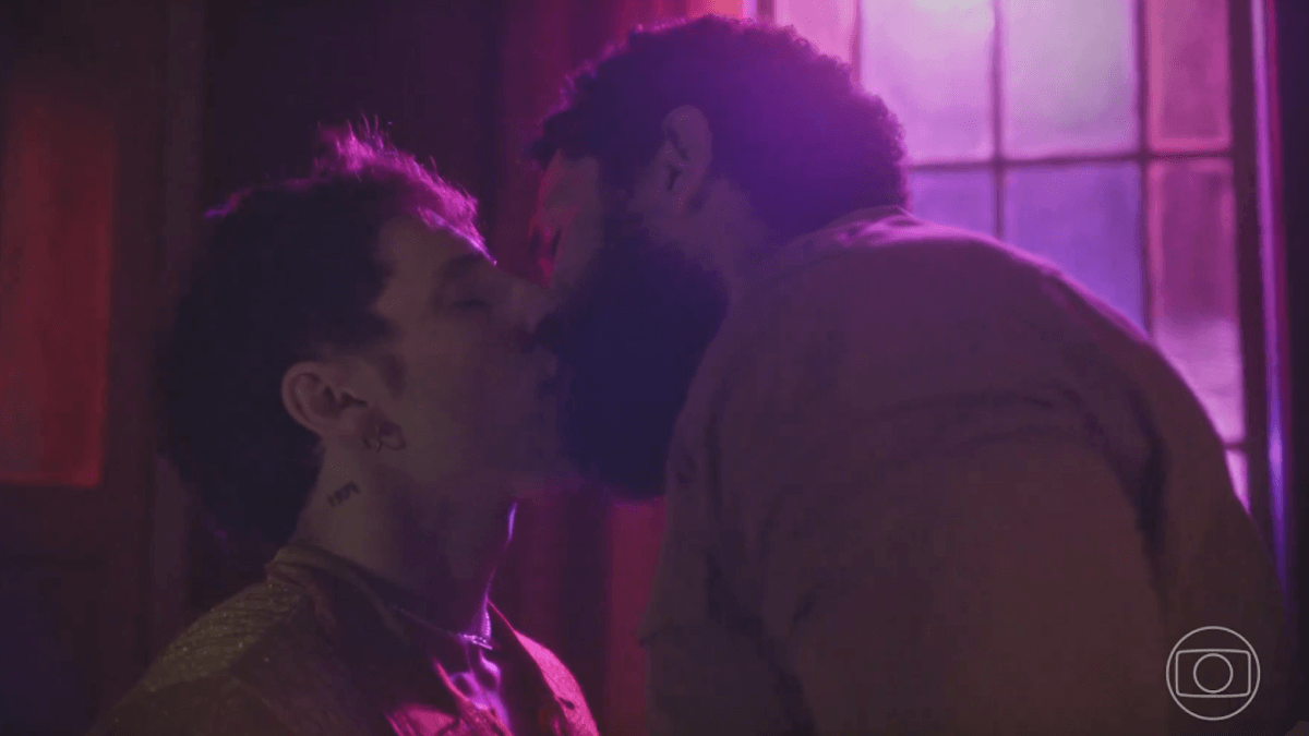 Terra e Paixão, storico bacio gay nella prima serata brasiliana e minacce di morte per i due attori - VIDEO - KELMIRO - Gay.it
