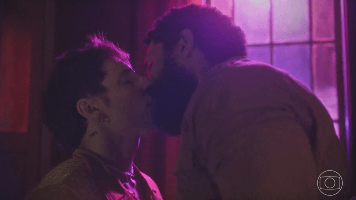 Terra e Paixão, storico bacio gay nella prima serata brasiliana e minacce di morte per i due attori – VIDEO