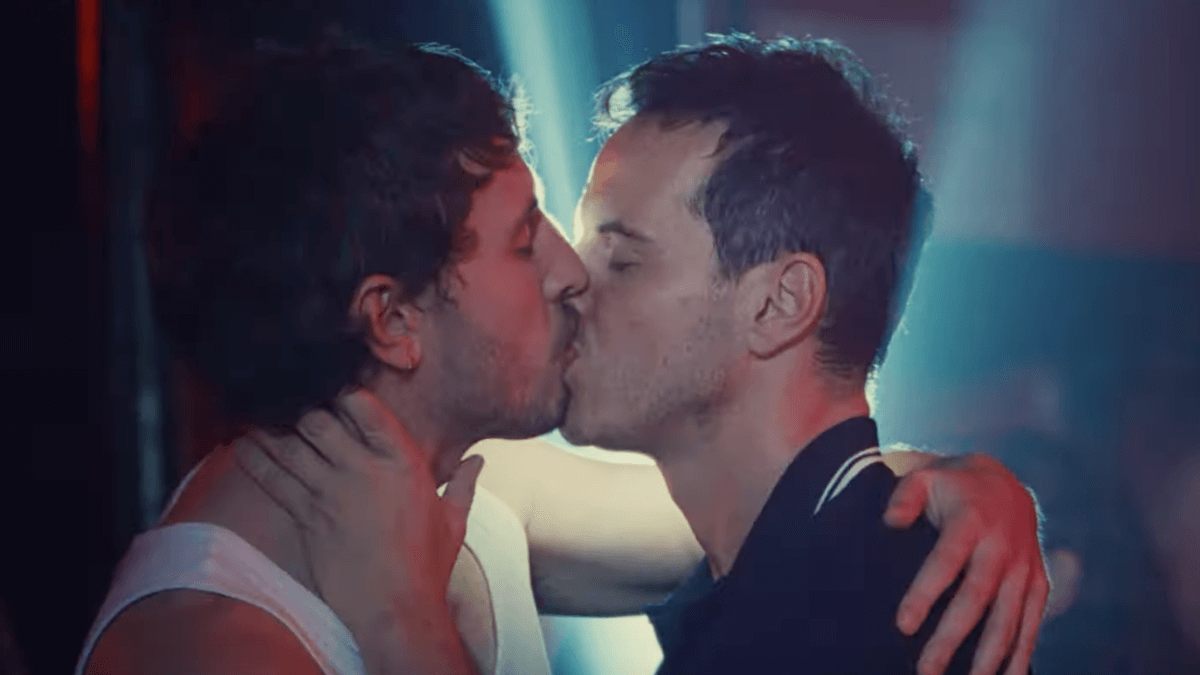 L’ipnotico bacio di Andrew Scott e Paul Mescal nella prima clip di All of Us Strangers – Estranei. VIDEO