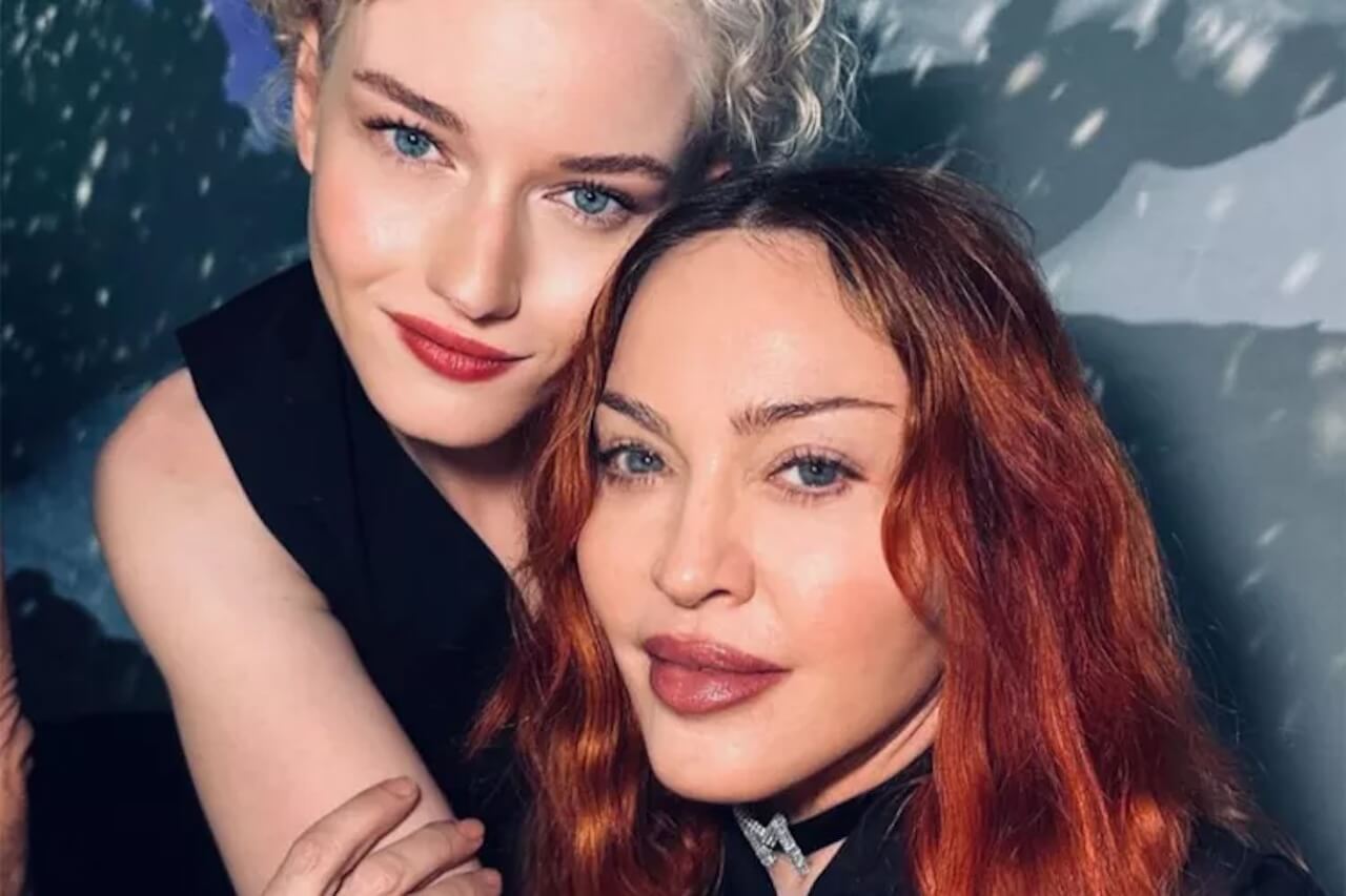 Madonna: "Dovrei trasformare la storia della mia vita in una serie tv o in un film?" - Madonna e Julia Garner - Gay.it