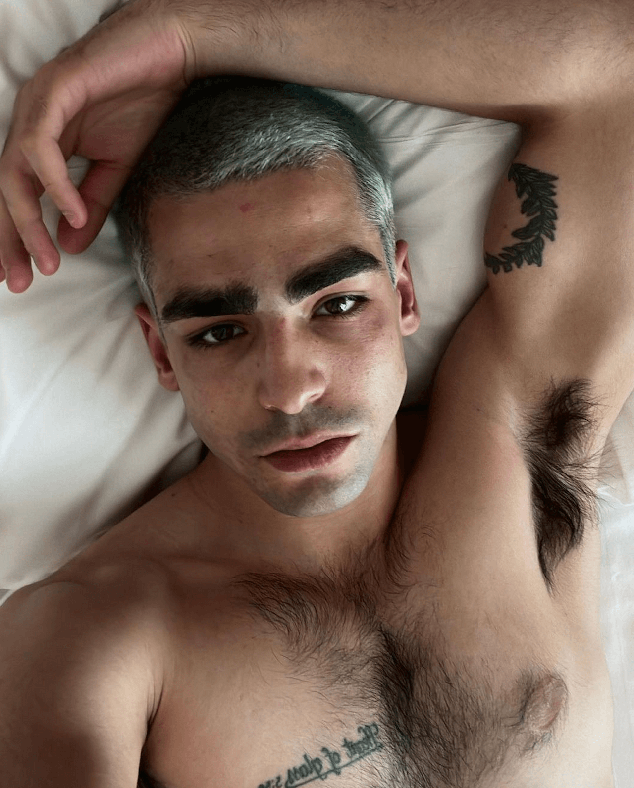 Omar Ayuso e i "complessi fisici" vissuti durante le scene di sesso in Elite - Omar Ayuso foto - Gay.it