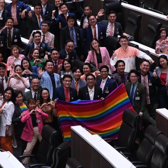 Thailandia, parlamento approva quasi all'unanimità 4 progetti di legge sul matrimonio egualitario - Thailandia parlamento 3 - Gay.it