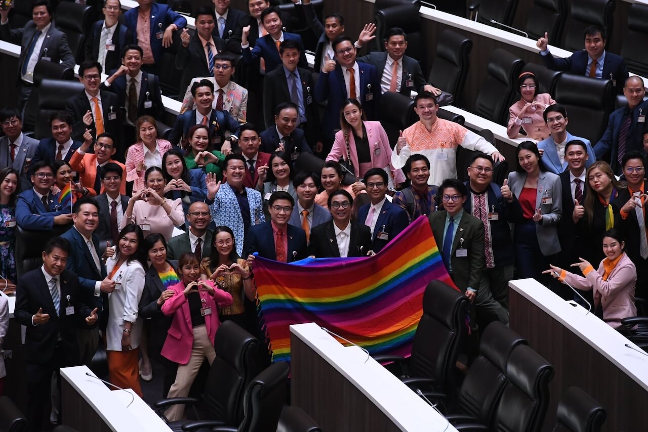 Thailandia, parlamento approva quasi all’unanimità 4 progetti di legge sul matrimonio egualitario
