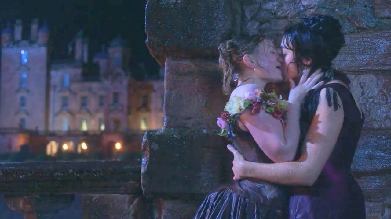 I più dolci e indimenticabili baci queer del 2023 tra serie tv e cinema - The Buccaneers - Gay.it