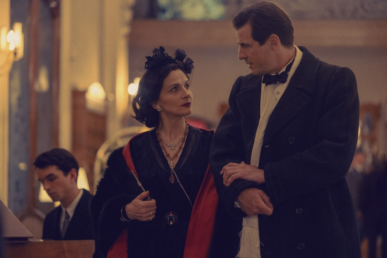 The New Look, prime immagini della serie con Glenn Close e Ben Mendelsohn nel ruolo di Christian Dior - TheNewLook 101 07742F - Gay.it