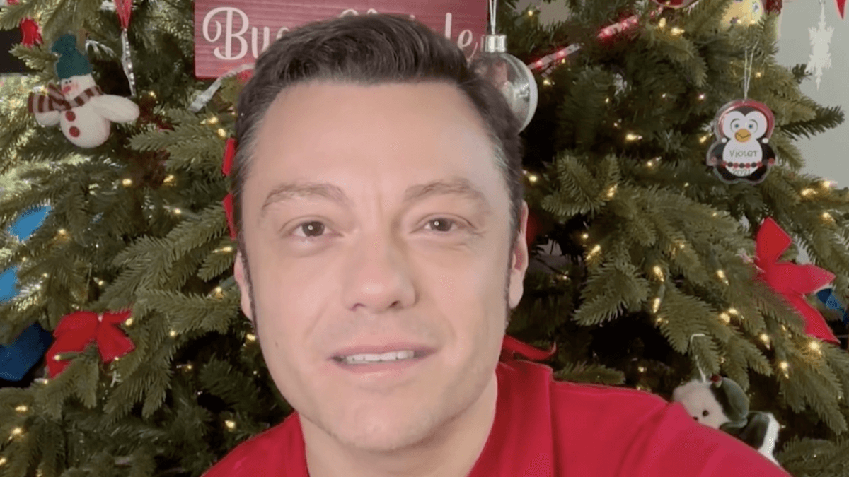 Tiziano Ferro e il Natale 2023: "Anno difficile, non riesco a cantare, a scrivere, ma torneremo vicini". VIDEO - Tiziano Ferro - Gay.it