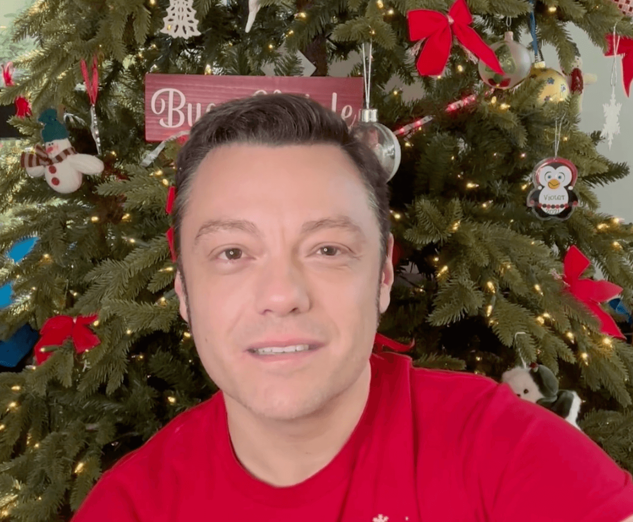 Tiziano Ferro e il Natale 2023: “Anno difficile, non riesco a cantare, a scrivere, ma torneremo vicini”. VIDEO