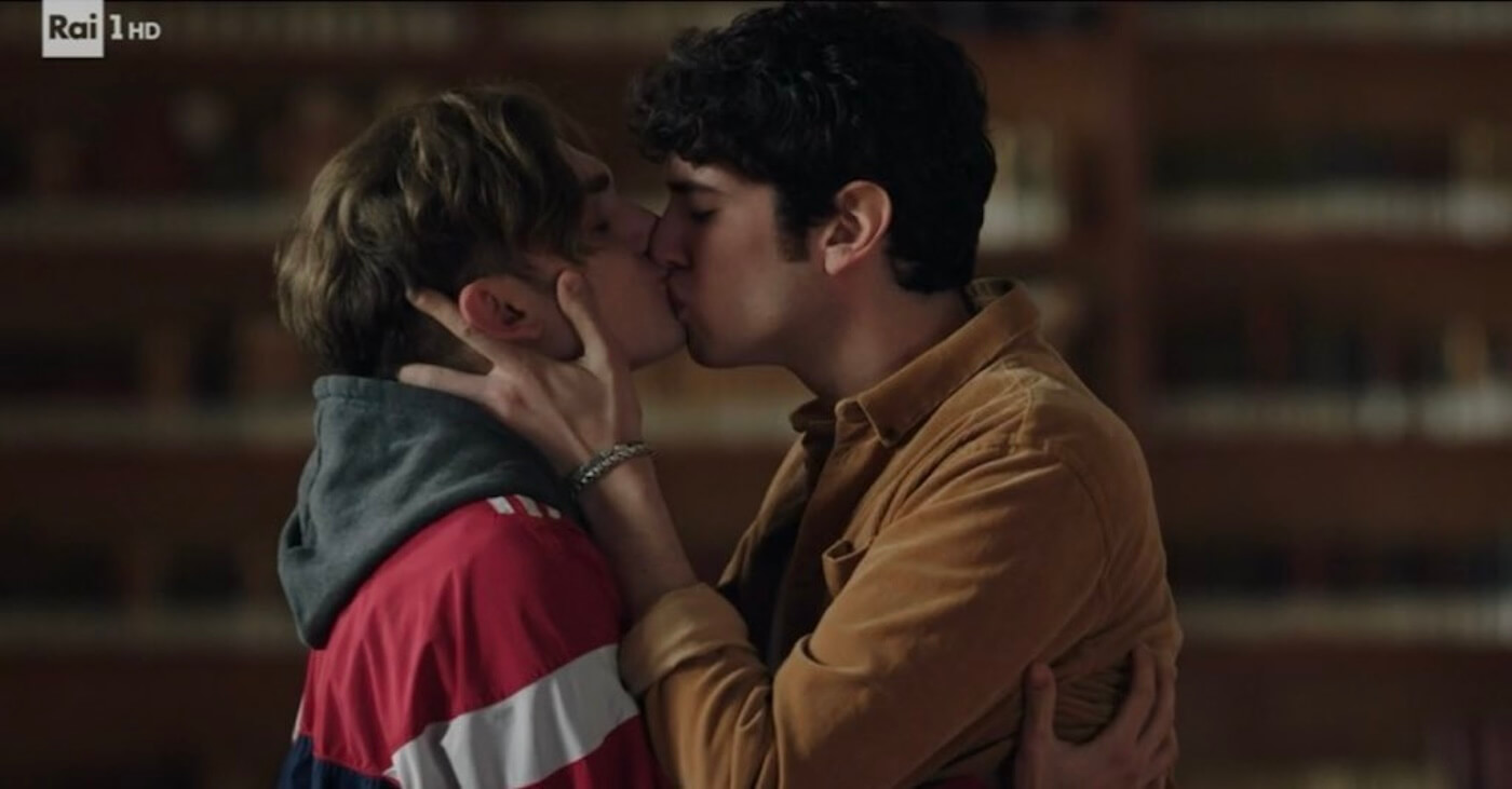 I più dolci e indimenticabili baci queer del 2023 tra serie tv e cinema - Un Professore 2 bacio - Gay.it