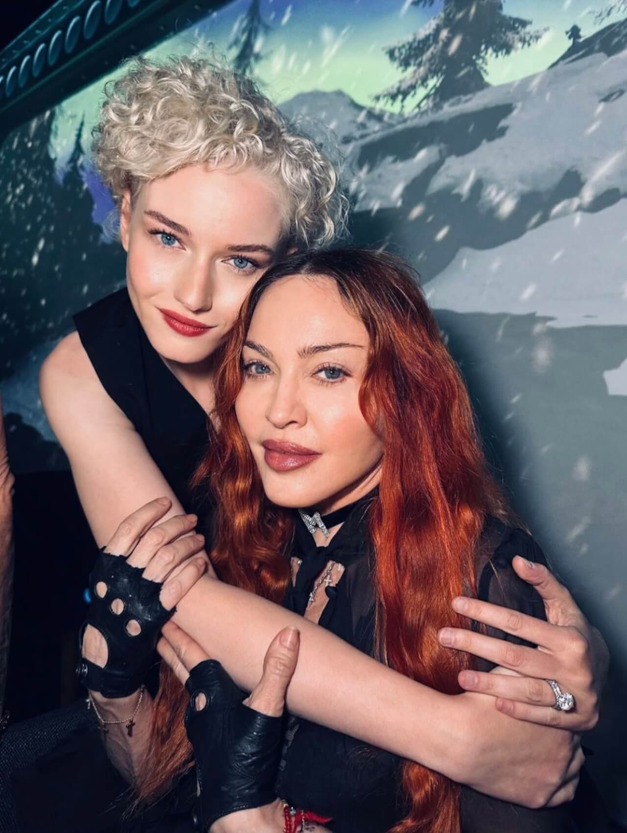 Julia Garner conferma che il biopic su Madonna "dovrebbe realizzarsi" - julia garner with madonna via instagram stories - Gay.it