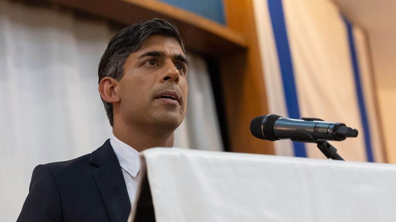Regno Unito, il premier Rishi Sunak torna alla carica contro la comunità trans