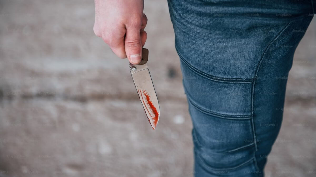 Ragazzo di 15 anni accoltella il padre che lo “accusa” di essere gay durante una lite domestica