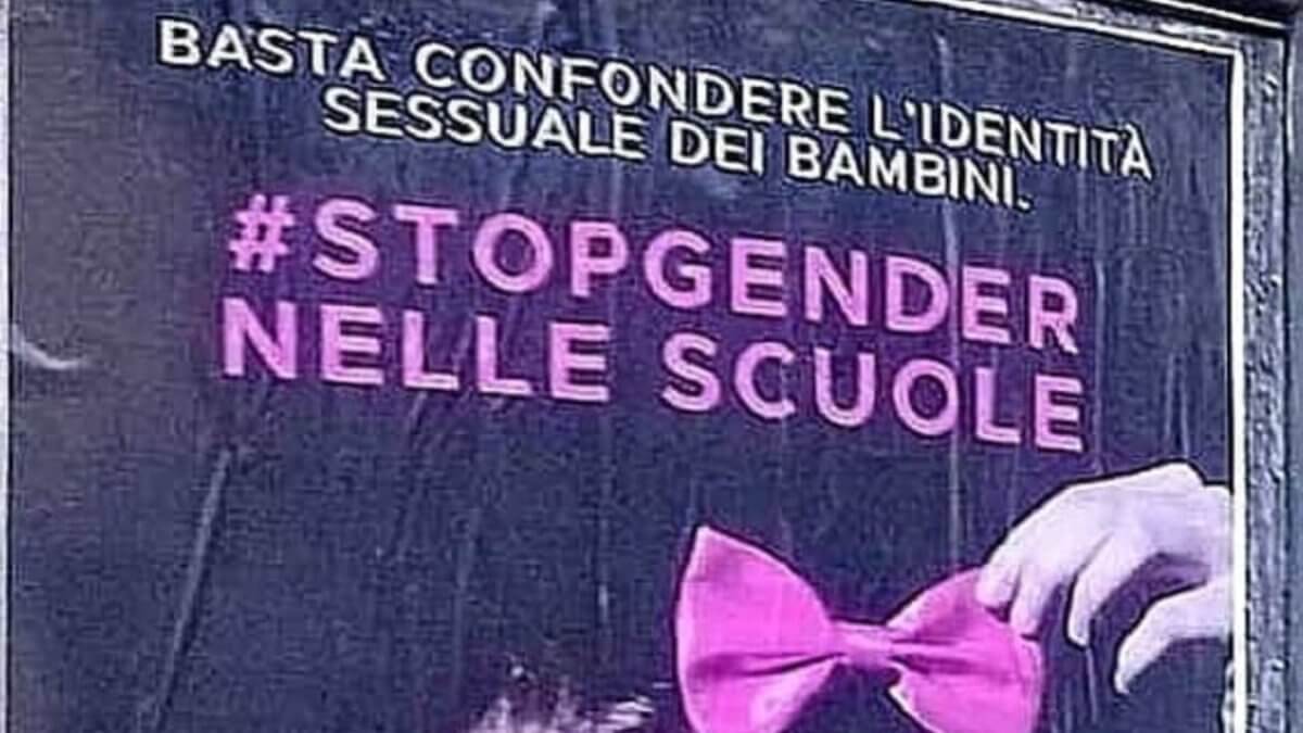 Sondrio, anche qui spuntano i manifesti ProVita: “Basta confondere l’identità sessuale dei bambini”