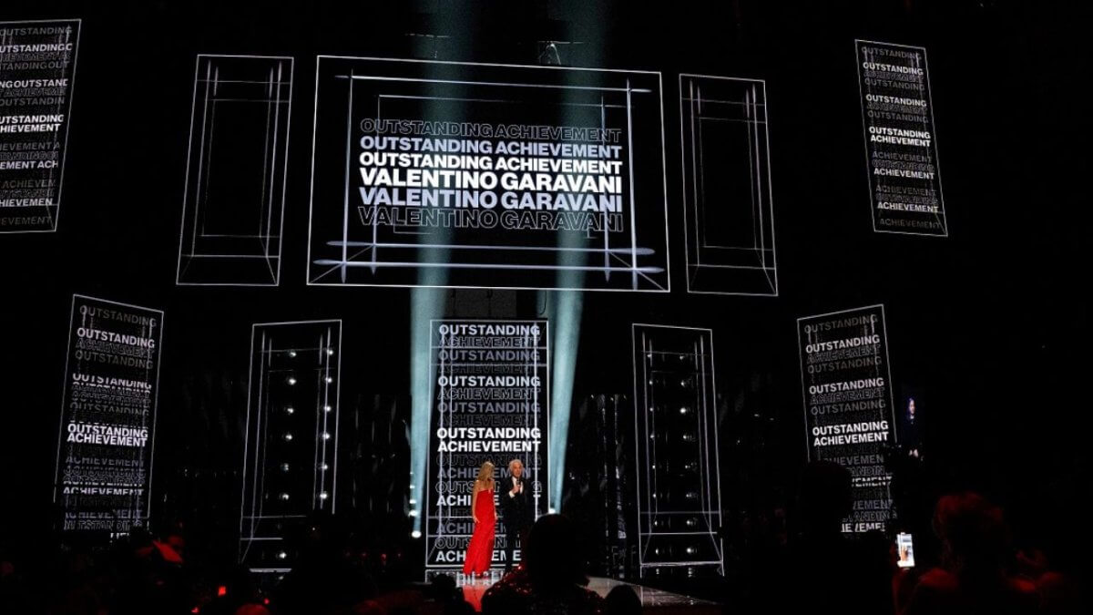 I British Fashion Awards 2023 in sfarzo rosso Valentino: il maestro stilista premiato con l’Outstanding Achievement Award