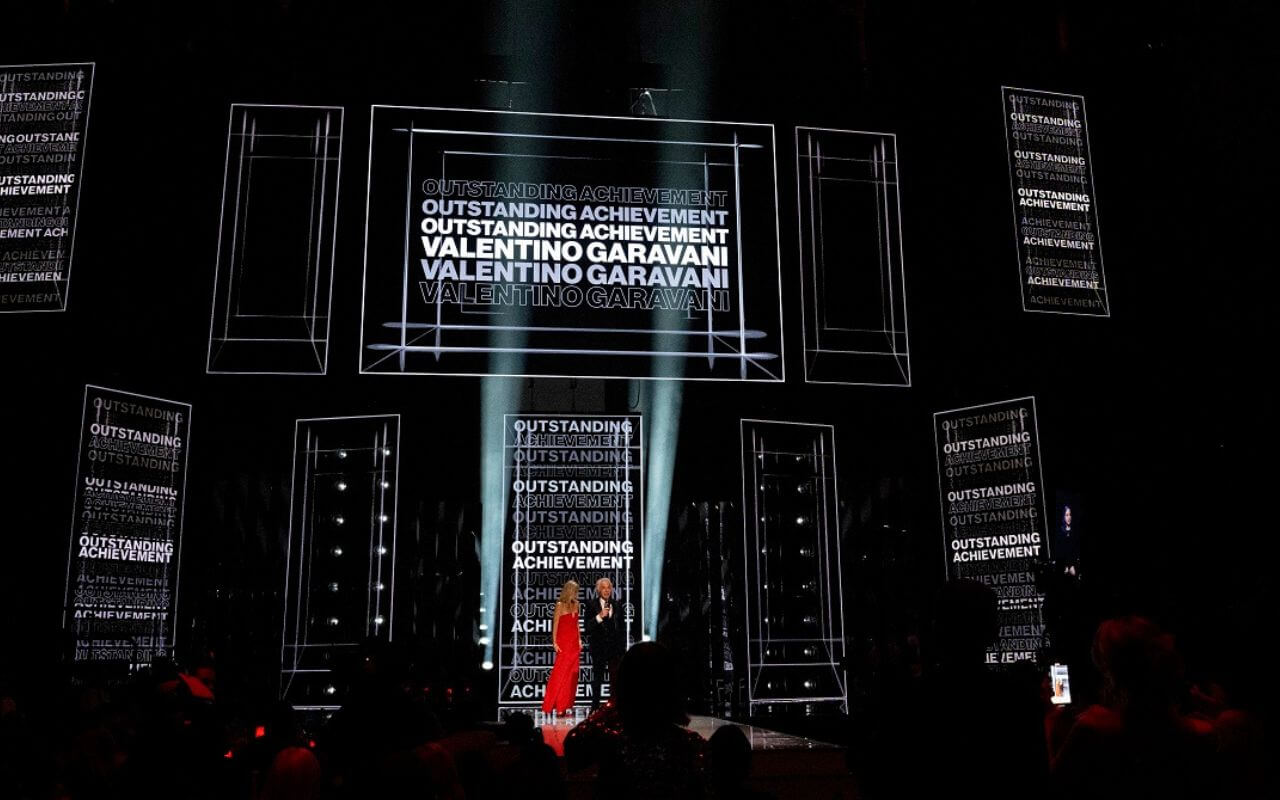 I British Fashion Awards 2023 in sfarzo rosso Valentino: il maestro stilista premiato con l’Outstanding Achievement Award